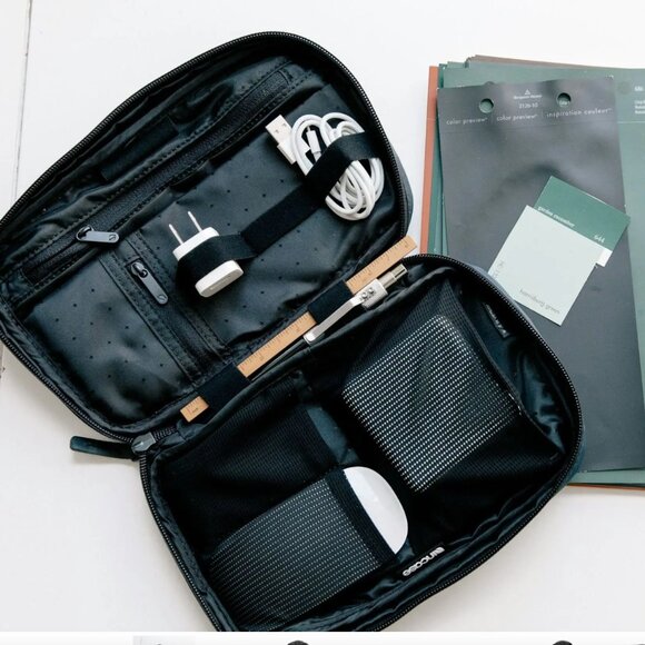 INCASE Accessory Organizer -BURGUNDY - Picture 3 of 8